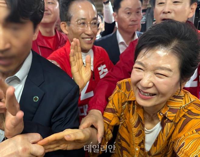 박근혜 전 대통령이 23일 오후 대구 북구 칠성시장에서 추경호 국민의힘 대구시장 후보 등과 함께 상인들을 만나고 있다. ⓒ데일리안 김수현 기자