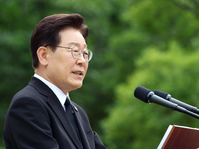 이재명 대통령이 23일 경남 김해시 봉하마을에서 열린 고 노무현 전 대통령 서거 17주기 추도식에 참석해 추도사를 하고 있다. [공동취재=연합뉴스]