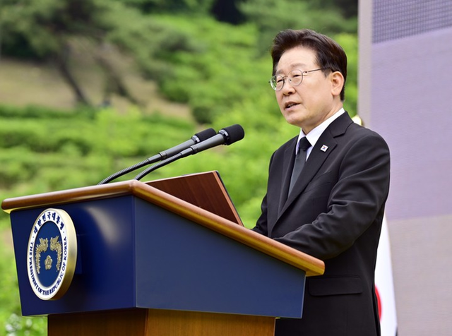 이재명 대통령이 23일 오후 경남 김해시 진영읍 봉하마을에서 열린 노무현 전 대통령 17주기 추도식에서 추도사하고 있다. 2026.5.23 [사람사는세상 노무현재단 제공=연합뉴스]