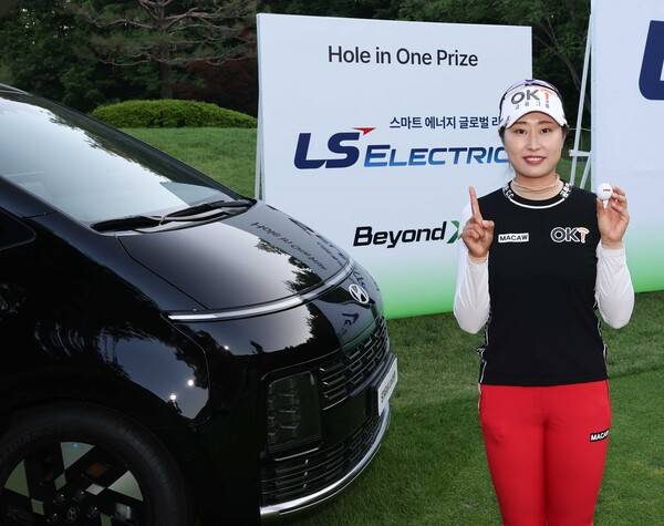 2026년 한국여자프로골프(KLPGA) 투어 제14회 E1채리티 오픈에 출전한 김우정 프로가 2라운드 14번홀(파3)에서 홀인원을 기록했다. 사진제공=KLPGA (사진을 무단으로 사용하지 마십시오.)