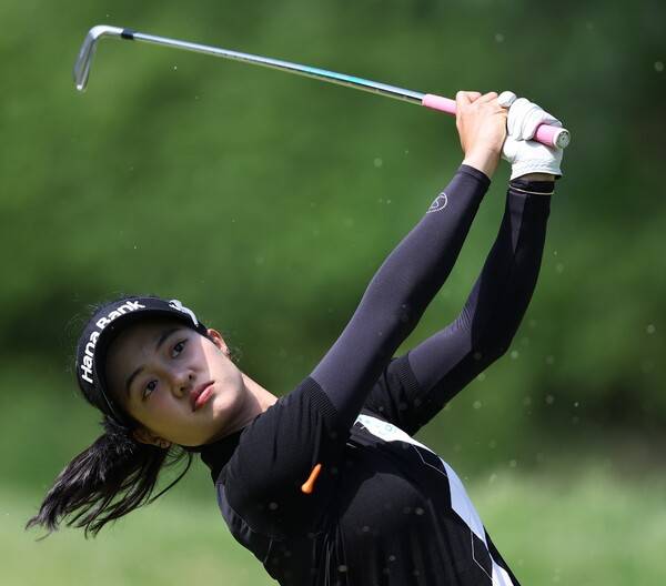 2026년 한국여자프로골프(KLPGA) 투어 제14회 E1채리티 오픈 우승 경쟁에 뛰어든 짜라위 분짠(태국)이 2라운드에서 경기하는 모습이다. 사진제공=KLPGA (사진을 무단으로 사용하지 마십시오.)