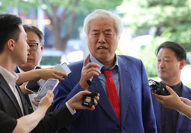 '서울서부지법 난동 사태' 배후로 지목된 전광훈(가운데) 사랑제일교회 목사가 22일 서울 마포구 서울서부지법에 출석하며 취재진 질문에 답하고 있다. 뉴시스