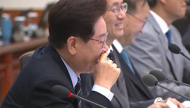 보건복지부의 국정 성과보고 영상을 지켜보며 웃음을 터뜨린 이재명 대통령. 사진 KTV 캡처