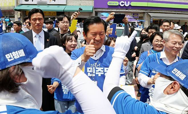 정청래 더불어민주당 대표가 24일 오후 전남 광양시 옥곡5일장에서 선거 운동원들을 격려하고 있다. 뉴스1