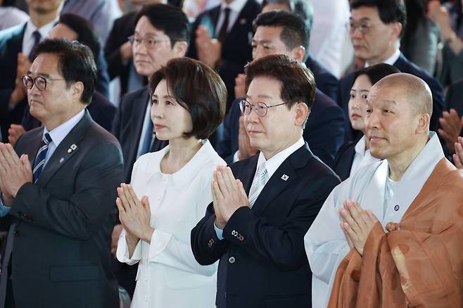 ▲ 이재명 대통령과 김혜경 여사가 24일 서울 종로구 조계사에서 열린 불기 2570년 부처님오신날 봉축법요식에서 합장하며 삼귀의례를 하고 있다. 2026.5.24 [청와대통신사진기자단]