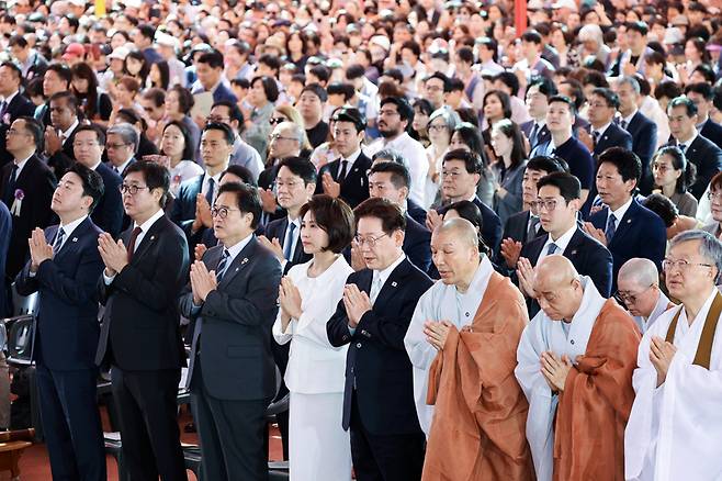 ▲ 이재명 대통령 부부와 참석자들이 24일 서울 종로구 조계사에서 열린 불기 2570년 부처님오신날 봉축법요식에서 합장하며 삼귀의례를 하고 있다. 2026.5.24 [청와대통신사진기자단]