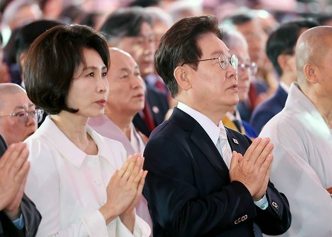 이재명 대통령과 김혜경 여사가 24일 서울 종로구 조계사에서 열린 불기 2570년 부처님오신날 봉축법요식에서 합장하고 있다. 사진=뉴스1