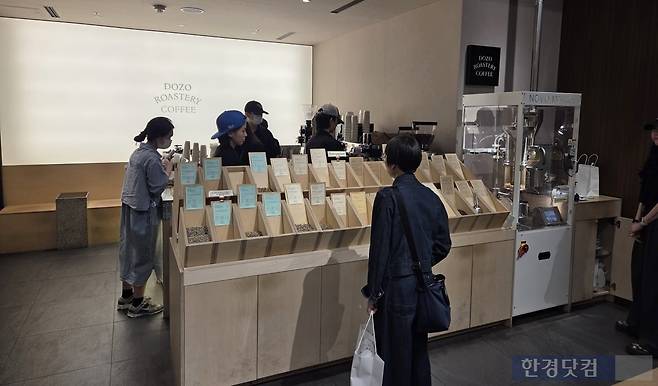 소비자가 다양한 원두를 둘러보고 있다./사진=박수림 기자