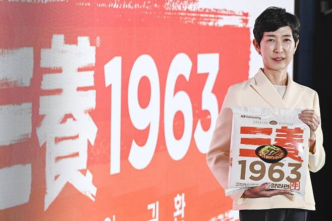 김정수 삼양식품 신임 회장이 2025년 11월 ‘삼양라면 1963’ 신제품 출시 발표회에서 포즈를 취하고 있다. 사진=임형택 한국경제신문 기자