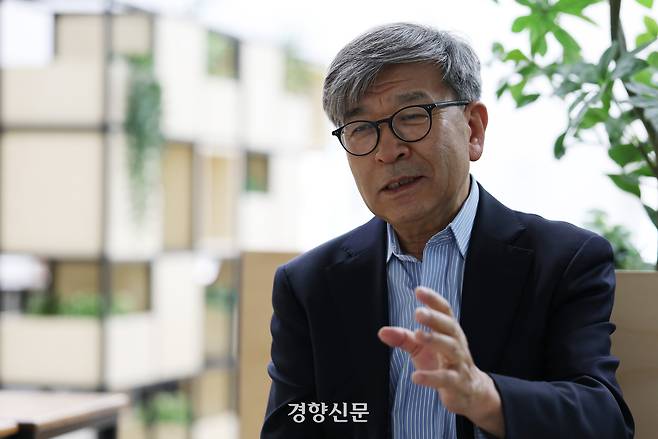 김동석 미주한인유권자연대 대표가 지난 5월 19일 서울 중구 경향신문사에서 인터뷰하고 있다. 김정근 선임기자