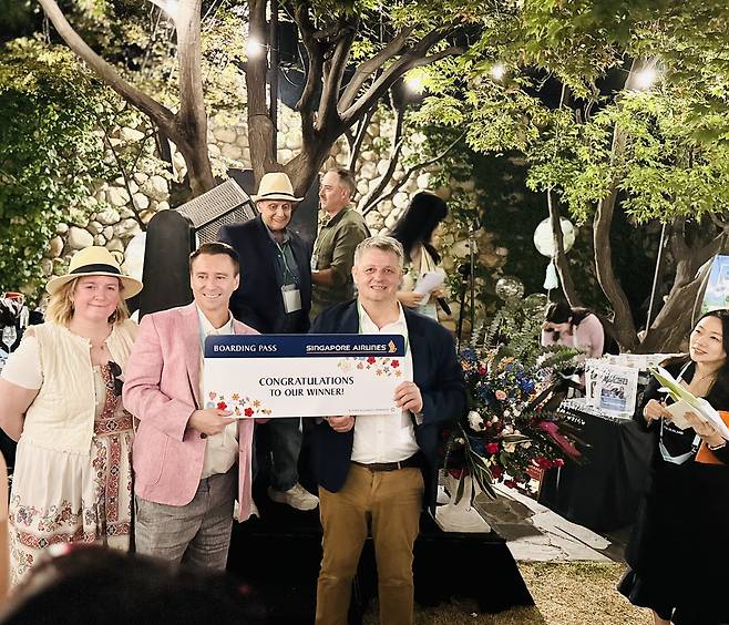 An Award recipient poses for a photo with organizers during the New Zealand Wine Festival hosted by the New Zealand Chamber of Commerce in Korea at the Grand Hyatt Seoul on Saturday. (Sanjay Kumar/The Korea Herald)