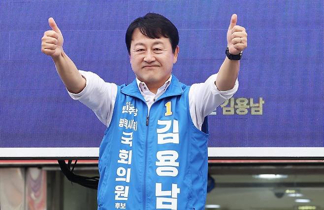 경기 평택을 국회의원 재선거에 출마한 김용남 더불어민주당 후보가 지난 21일 경기도 평택시 안중시장 앞에서 열린 출정식에서 지지를 호소하고 있다. 연합뉴스