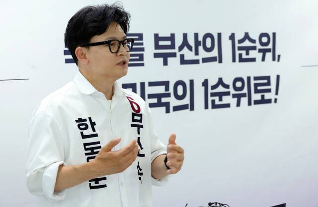 무소속 한동훈 부산 북갑 국회의원 보궐선거 후보가 지난 19일 오전 부산 북구 선거사무소에서 공약 발표 기자회견을 열고 있다. 연합뉴스