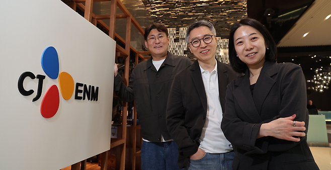 지난 11일 서울 상암 CJ ENM 센터에서 백현정 CJ ENM 콘텐츠이노베이션 담당(오른쪽부터), 정창익 CJ ENM AI Studio 팀장, 이덕우 비전스튜디오 대표가 인터뷰 전에 기념 촬영을 하고 있다. [이승환 기자]