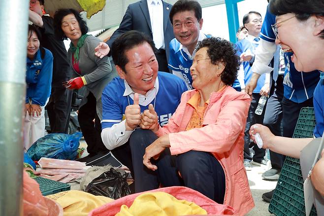 정청래 더불어민주당 대표가 24일 전남 광양시 오곡5일장을 방문해 상인과 인사하고 있다. [연합뉴스]