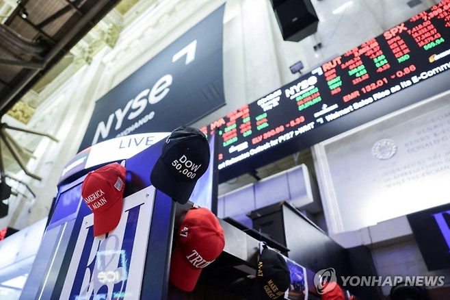21일(현지시간) 뉴욕증권거래소(NYSE)에 다우지수 5만포인트 돌파를 기념하는 모자가 걸려있다. 로이터=연합뉴스