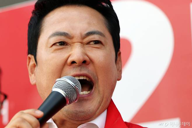 [인천=뉴시스] 김명년 기자 = 장동혁 국민의힘 상임선대위원장이 24일 오후 인천 연수구 옥련시장 앞 사거리에서 열린 박종진 연수갑 후보 지원유세에서 지지를 호소하고 있다. 2026.05.24. kmn@newsis.com /사진=김명년