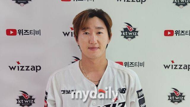김민혁이 5월 23일 수원 NC 다이노스전 승리 후 취재진과 인터뷰를 하고 있다./수원=김경현 기자