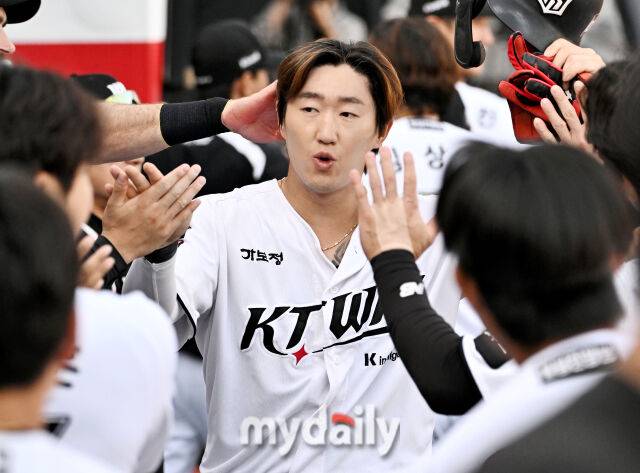 23일 오후 경기도 수원시 조원동 수원KT위즈파크에서 진행된 '2026 프로야구 KBO리그' KT위즈와 NC다이노스의 경기. KT 김민혁이 3회말 1사 1,2루서 허경민의 안타때 홈을 밟은 뒤 환호하고 있다./수원=송일섭 기자