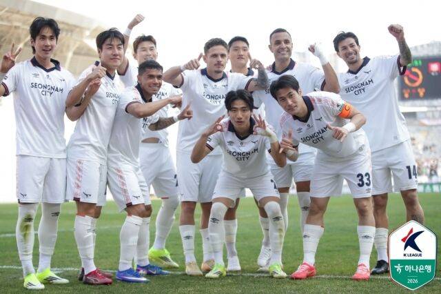 성남FC가 24일 오후 7시 목동종합운동장에서 서울 이랜드와 13라운드 원정 경기를 치른다. 골을 넣은 뒤 세레머니를 하고 있는 성남 선수단./프로축구연맹 제공