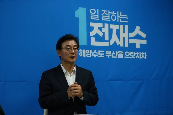 전재수 더불어민주당 부산시장 후보가 지난 22일 서면로터리 선거사무소에서 헤럴드경제와 인터뷰하고 있다. [전재수 캠프 제공]