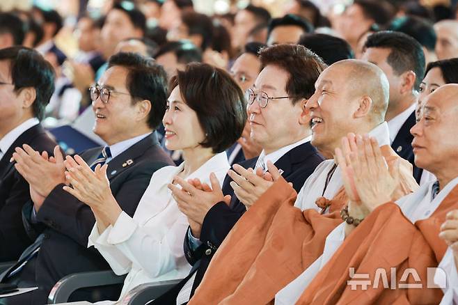 [서울=뉴시스] 최동준 기자 = 이재명 대통령과 김혜경 여사가 24일 서울 종로구 조계사에서 열린 불기 2570년 부처님오신날 봉축법요식에서 박수를 치고 있다. (청와대통신사진기자단) 2026.05.24. photocdj@newsis.com