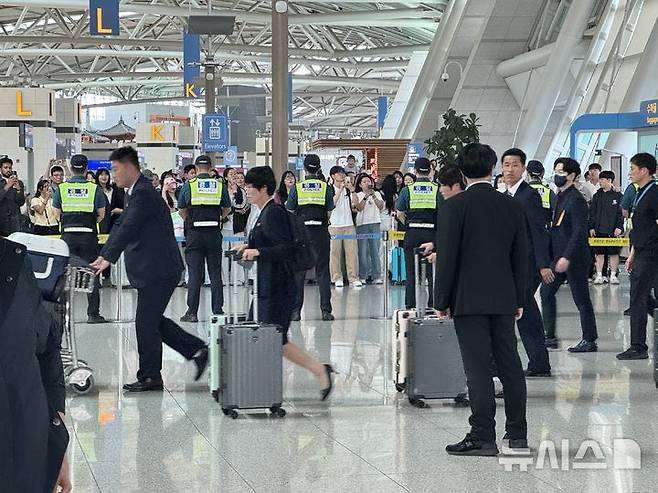 [인천공항=뉴시스] 김진엽 기자= 2025~2026시즌 아시아축구연맹(AFC) 여자 챔피언스리그(AWCL) 우승을 차지한 북한 내고향여자축구단이 24일 오후 인천국제공항을 통해 출국하고 있다. 2026.05.24. wlsduq123@newsis.com