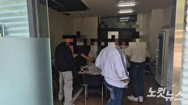 부산 북구 선거관리위원회와 경찰이 24일 부산 덕천동 소재 자원봉사자 쉼터로 불리는 사무실을 방문해 선거법 위반 여부를 조사하고 있다. 이정주 기자