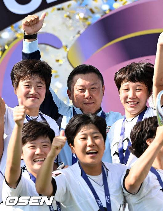 [OSEN=수원, 이대선 기자] 우승컵도, 100만 달러(약 15억 원) 우승 상금도 북한 내고향여자축구단 차지가 됐다. 논란 속 한국에서 열린 결승전에서 내고향은 일본 도쿄 베르디 벨레자를 꺾고 아시아 정상에 올랐다. 경기장 분위기 역시 마지막까지 씁쓸함을 남겼다.내고향은 23일 오후 수원종합운동장에서 열린 2025-2026 아시아축구연맹(AFC) 여자 챔피언스리그(AWCL) 결승전에서 도쿄 베르디를 1-0으로 꺾고 우승을 차지했다. 이날 공식 관중은 2670명이었다.경기 종료 후 내고향여자축구단 리유일 감독이 우승 세리머니를 하고 있다. 2026.05.23 /sunday@osen.co.kr