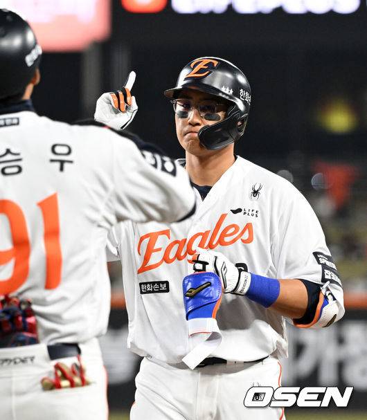 [OSEN=대전, 이대선 기자] 1일 대전 한화생명볼파크에서 2026 신한 SOL KBO리그 한화 이글스와 KT 위즈의 경기가 열렸다.이날 한화는 류현진, KT는 고영표를 선발로 내세웠다.3회말 2사 1루에서 한화 채은성이 좌전안타를 치고 환호하고 있다. 2026.04.01 /sunday@osen.co.kr