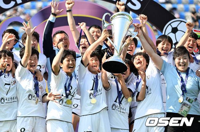 [OSEN=수원, 이대선 기자] 우승컵도, 100만 달러(약 15억 원) 우승 상금도 북한 내고향여자축구단 차지가 됐다. 논란 속 한국에서 열린 결승전에서 내고향은 일본 도쿄 베르디 벨레자를 꺾고 아시아 정상에 올랐다. 경기장 분위기 역시 마지막까지 씁쓸함을 남겼다.내고향은 23일 오후 수원종합운동장에서 열린 2025-2026 아시아축구연맹(AFC) 여자 챔피언스리그(AWCL) 결승전에서 도쿄 베르디를 1-0으로 꺾고 우승을 차지했다. 이날 공식 관중은 2670명이었다.경기 종료 후 내고향여자축구단 선수들이 우승 세리머니를 하고 있다. 2026.05.23 /sunday@osen.co.kr