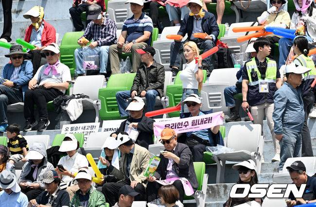 [OSEN=수원, 이대선 기자] 우승컵도, 100만 달러(약 15억 원) 우승 상금도 북한 내고향여자축구단 차지가 됐다. 논란 속 한국에서 열린 결승전에서 내고향은 일본 도쿄 베르디 벨레자를 꺾고 아시아 정상에 올랐다. 경기장 분위기 역시 마지막까지 씁쓸함을 남겼다.내고향은 23일 오후 수원종합운동장에서 열린 2025-2026 아시아축구연맹(AFC) 여자 챔피언스리그(AWCL) 결승전에서 도쿄 베르디를 1-0으로 꺾고 우승을 차지했다. 이날 공식 관중은 2670명이었다.관중들이 내고향여자축구단을 응원하고 있다. 2026.05.23 /sunday@osen.co.kr