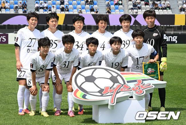 [OSEN=수원, 이대선 기자] 23일 오후 수원종합운동장에서 2025~2026시즌 아시아축구연맹(AFC) 여자 챔피언스리그(AWCL) 결승 북한 내고향여자축구단과 도쿄 베르디의 경기가 열렸다.AWCL은 아시아 각국 여자 축구 리그의 우승팀들이 격돌하는 대회로 2년 전 AFC가 여자 축구 활성화를 위해 출범시켰다.이 대회의 우승 상금은 100만 달러(약 15억 1000만 원), 준우승 상금은 50만 달러(약 7억 5400만 원)다.경기 전 내고향여자축구단 베스트11이 포즈를 취하고 있다. 2026.05.23 /sunday@osen.co.kr