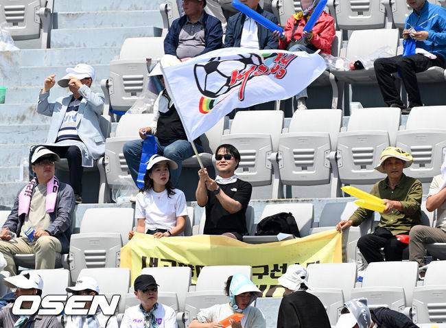 [OSEN=수원, 이대선 기자] 우승컵도, 100만 달러(약 15억 원) 우승 상금도 북한 내고향여자축구단 차지가 됐다. 논란 속 한국에서 열린 결승전에서 내고향은 일본 도쿄 베르디 벨레자를 꺾고 아시아 정상에 올랐다. 경기장 분위기 역시 마지막까지 씁쓸함을 남겼다.내고향은 23일 오후 수원종합운동장에서 열린 2025-2026 아시아축구연맹(AFC) 여자 챔피언스리그(AWCL) 결승전에서 도쿄 베르디를 1-0으로 꺾고 우승을 차지했다. 이날 공식 관중은 2670명이었다.관중들이 내고향여자축구단 응원을 하고 있다. 2026.05.23 /sunday@osen.co.kr
