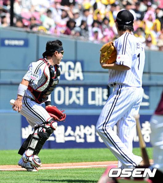[OSEN=잠실, 지형준 기자] 23일 서울 잠실야구장에서 2026 신한 SOL KBO리그 LG 트윈스와 키움 히어로즈의 경기가 열렸다.LG는 임찬규, 키움은 배동현이 선발로 나섰다.3회초 1사 1,3루에서 LG 박동원이 키움 최주환의 파울 플라이 타구를 놓치고 있다. 2026.05.23&nbsp;/ jpnews@osen.co.kr