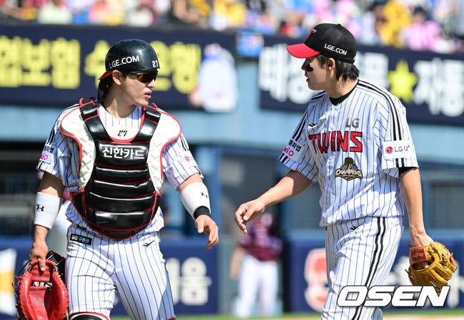 [OSEN=잠실, 지형준 기자] 23일 서울 잠실야구장에서 2026 신한 SOL KBO리그 LG 트윈스와 키움 히어로즈의 경기가 열렸다.LG는 임찬규, 키움은 배동현이 선발로 나섰다.5회초 수비를 마친 LG 박동원, 임찬규가 이야기를 나누며 더그아웃으로 향하고 있다. 2026.05.23&nbsp;/ jpnews@osen.co.kr