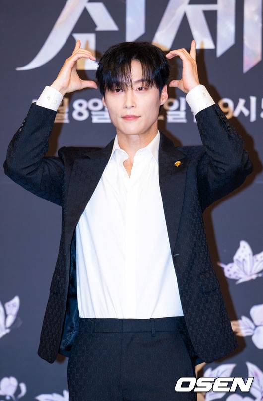 [OSEN=민경훈 기자] 7일 오후 서울 양천구 목동 SBS 방송센터 SBS홀에서 SBS 새 금토드라마 '멋진 신세계' 제작발표회가 열렸다.'멋진 신세계'는 희대의 조선 악녀 영혼이 씌어 '악질' 해진 무명배우 신서리(임지연 분)와 자본주의가 낳은 괴물이라 불리는 악질 재벌 차세계(허남준 분)의 일촉즉발 전쟁 같은 로맨스 코미디 드라마다.배우 허남준이 포즈를 취하고 있다. 2026.05.07 / rumi@osen.co.kr