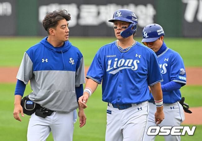 [OSEN=부산, 이석우 기자] 23일 부산 사직야구장에서 2026 신한 SOL KBO 리그 롯데 자이언츠와 삼성 라이온즈의 경기가 열렸다. 홈팀 롯데는 박세웅이, 방문팀 삼성은 장찬희가 선발 출전했다.삼성 라이온즈 강민호가 1회초 2사 만루 우익수 앞 2타점 안타를 치고 이닝 교체하며 통증을 호소하고 있다. 2026.05.23 / foto0307@osen.co.kr