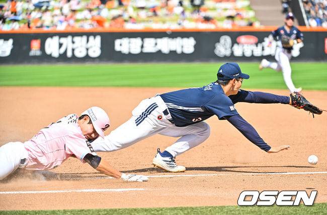 [OSEN=대전, 박준형 기자] 24일 대전 한화생명 볼파크에서 2026 신한 SOL KBO리그&nbsp;한화 이글스와 두산 베어스의 경기가 진행됐다. 이날 한화는 류현진을, 두산은 최승용을 선발투수로 내세웠다.5회말 한화 선두타자 심우준이 안타를 날리고 1루 슬라이딩을 하고 있다.  2026.05.24 / soul1014@osen.co.kr