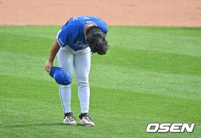 [OSEN=부산, 이석우 기자] 24일 부산 사직야구장에서 2026 신한 SOL KBO 리그 롯데 자이언츠와 삼성 라이온즈의 경기가 열렸다. 홈팀 롯데는 로드리게스가, 방문팀 삼성은 양창섭이 선발 출전했다.삼성 라이온즈 선발 투수 양창섭이 9회말 2사 롯데 자이언츠 황성빈을 우익수 플라이로 잡고 완봉승을 기록한 후 장승현에게 감사 인사를 하고 있다. 2026.05.24 / foto0307@osen.co.kr