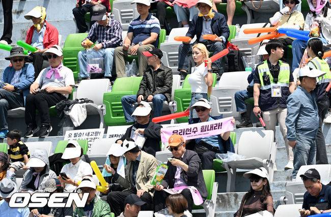 [OSEN=수원, 이대선 기자] 우승컵도, 100만 달러(약 15억 원) 우승 상금도 북한 내고향여자축구단 차지가 됐다. 논란 속 한국에서 열린 결승전에서 내고향은 일본 도쿄 베르디 벨레자를 꺾고 아시아 정상에 올랐다. 경기장 분위기 역시 마지막까지 씁쓸함을 남겼다.내고향은 23일 오후 수원종합운동장에서 열린 2025-2026 아시아축구연맹(AFC) 여자 챔피언스리그(AWCL) 결승전에서 도쿄 베르디를 1-0으로 꺾고 우승을 차지했다. 이날 공식 관중은 2670명이었다.관중들이 내고향여자축구단을 응원하고 있다. 2026.05.23 /sunday@osen.co.kr