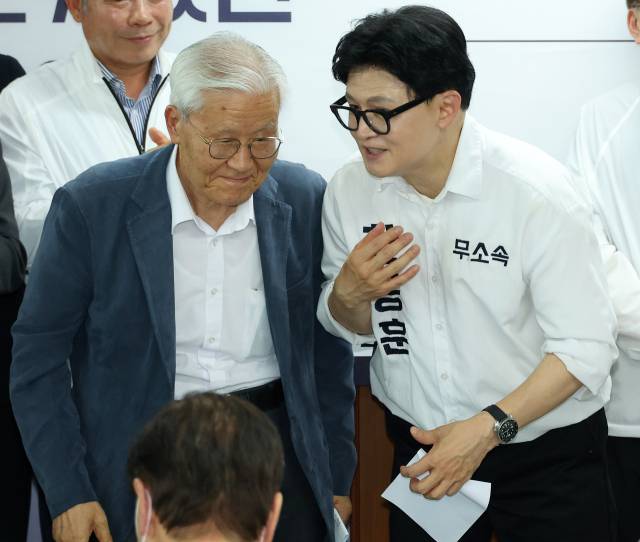 ▲조갑제 조갑제닷컴 대표가 10일 오후 부산 북갑 국회의원 보궐선거에 출마하는 무소속 한동훈 후보 선거사무소 개소식에 참석하고 있다. ⓒ연합뉴스