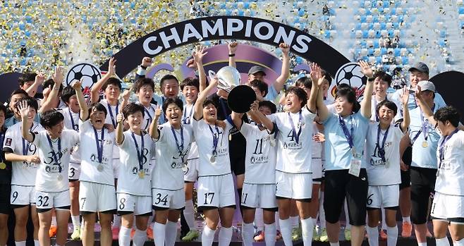 [수정본] 북한 내고향여자축구단, AWCL 우승 - (수원=뉴스1) 박지혜 기자 = 23일 오후 경기 수원시 수원종합운동장에서 열린 2025-2026 아시아축구연맹(AFC) 여자 챔피언스리그(AWCL) 결승에서 우승한 북한 내고향여자축구단 선수들이 우승 트로피를 들어올리고 있다. 2026.5.23/뉴스1