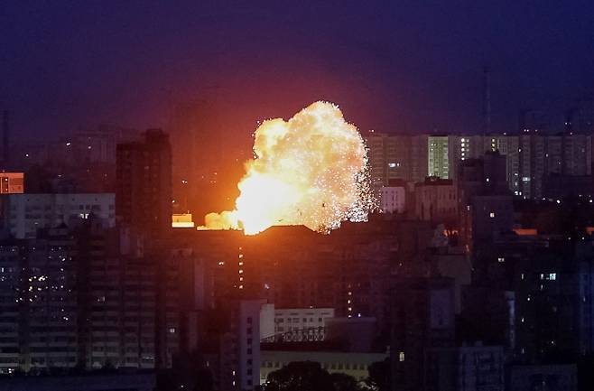 24일(현지시간) 우크라이나 수도 키이우에서 러시아군의 미사일 및 드론 공격으로 인한 화염과 연기가 치솟고 있다. 2026.5.24 키이우 로이터 연합뉴스