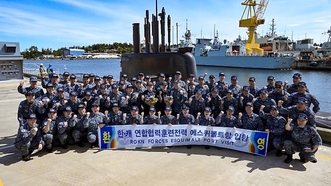 도산안창호함, 태평양 횡단 성공 - 24일 캐나다 빅토리아 에스퀴몰트 해군 기지에서 대한민국 해군 잠수함 역사상 최초로 태평양을 횡단에 성공한 도산안창호함 장병들이 기념 촬영하고 있다. 2026.5.24 해군 제공