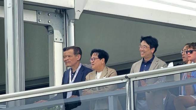 이재현 CJ그룹 회장(왼쪽 두 번째) 과 장남 이선호 CJ미래기획그룹장이 23일(현지 시간) 미국 텍사스 매키니의 TPC 크레이그 랜치에서 열린 PGA 투어 더 CJ컵 바이런 넬슨 3라운드 경기를 관전하고 있다. 이종호 기자