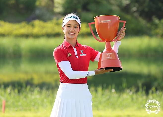 짜라위 분짠이 24일 경기 여주시 페럼클럽에서 끝난 KLPGA 투어 E1 채리티 오픈에서 우승한 뒤 우승 트로피를 들고 기념촬영을 하고 있다. KLPGA 제공