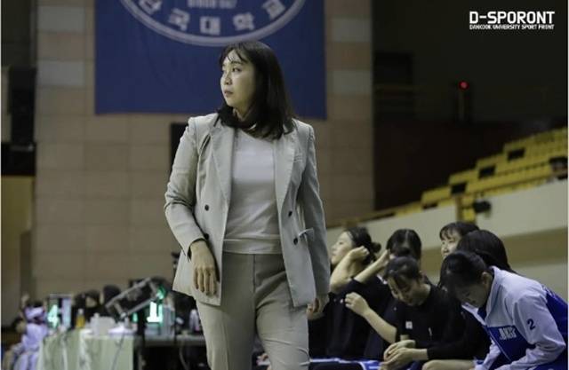 경기를 지켜보는 백지은 단국대 감독. /사진=단국대 여자농구부 SNS
