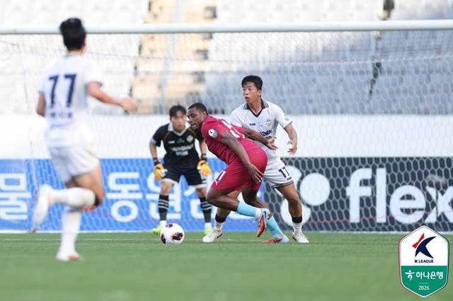 경기에 집중하는 가브리엘(가운데). /사진=한국프로축구연맹 제공