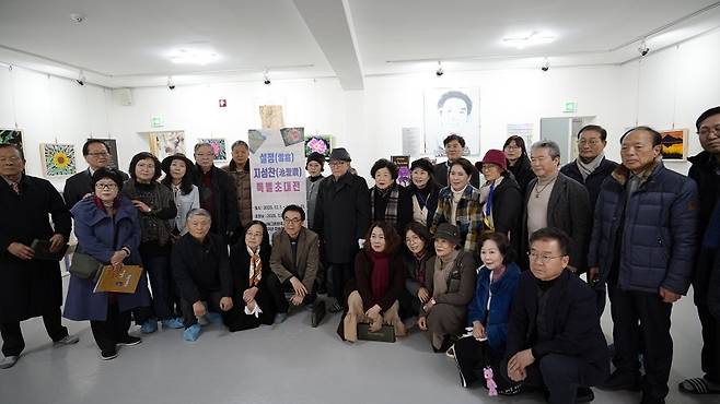 2025년 전남 진도에서 열린 설정 지성찬 특별초대전에서 지성찬 시인(가운데).[사진 | 더스쿠프, 뉴스페이퍼]